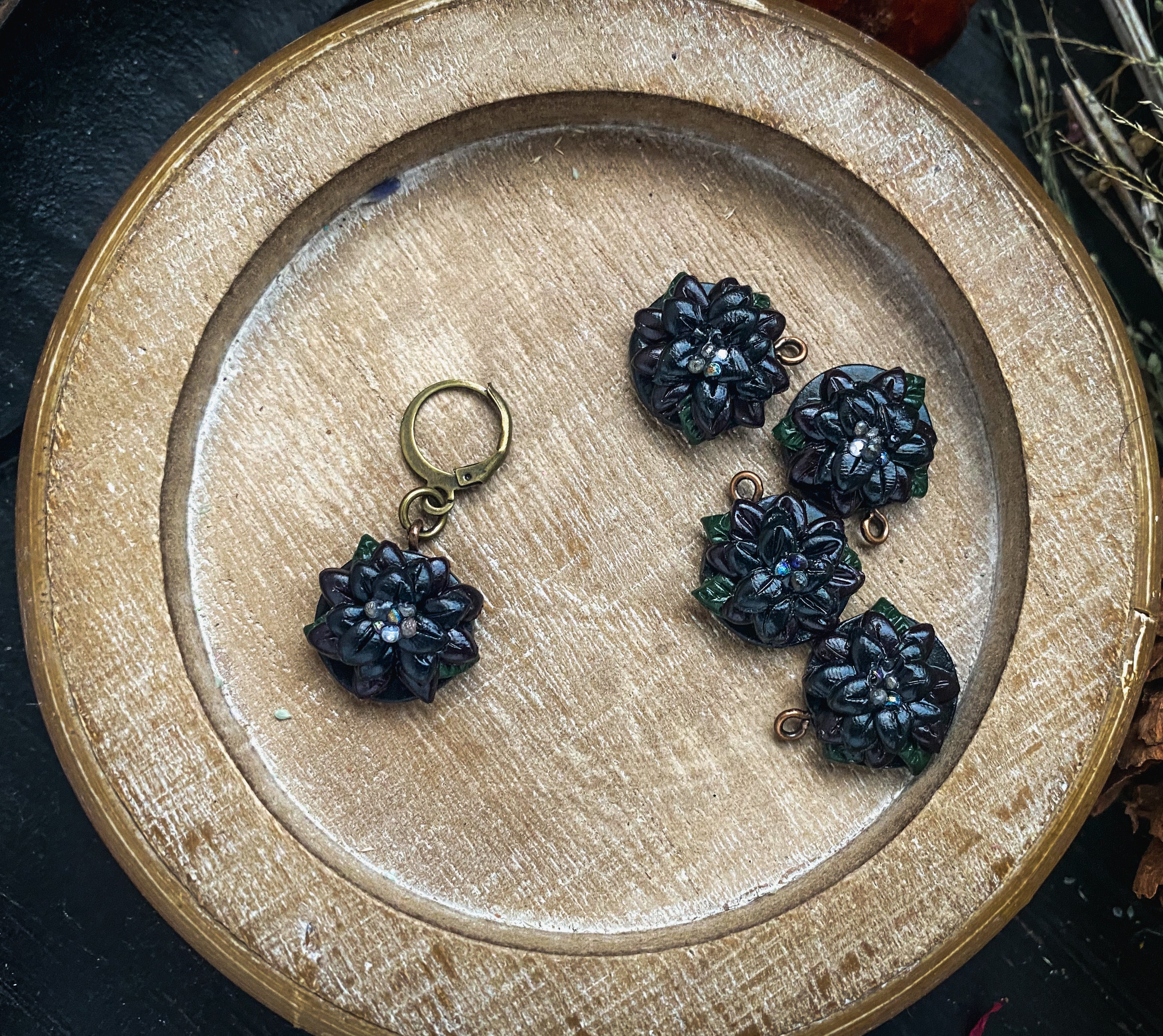 テラニウム（ハンドメイド） Black Dahlia | Wednesday Collection | Polymer Clay Stitch Markers