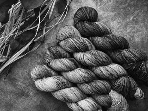 Heart Throb - Falkland Roving Wool 4oz – Dragon Hoard Yarn